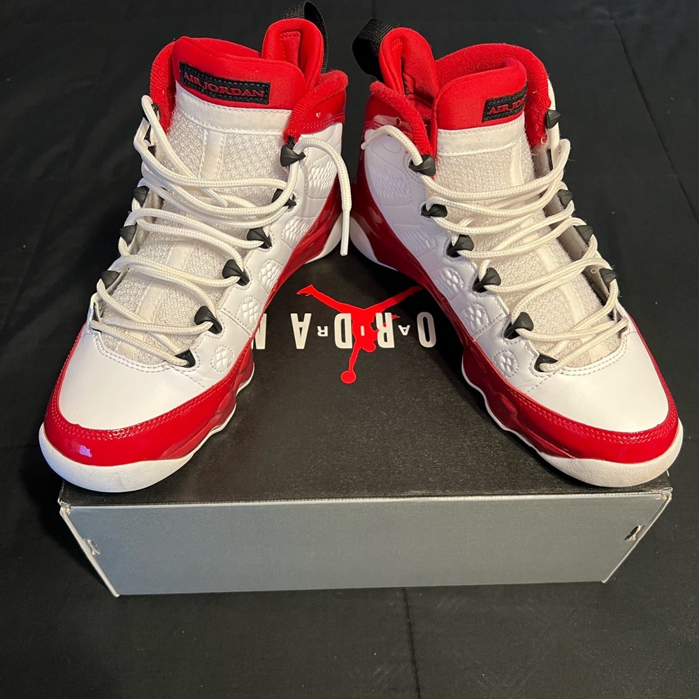 Retro 9 “Gym Red”. Slightly worn. Comes in og box.